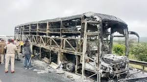 40 यात्रियों से भरी बस में चीखें और आग का तांडव, करनूल हादसे में 20 की मौत से मचा मातम 40 यात्रियों से भरी बस में चीखें और आग का तांडव, करनूल हादसे में 20 की मौत से मचा मातम