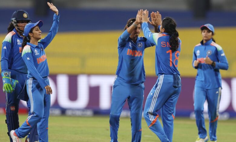 भारत ने पाकिस्तान को वर्ल्ड कप में फिर हराया, दीप्ति-क्रांति की जोड़ी ने मचाया कहर, सिद्रा अमीन की पारी गई बेकार भारत ने पाकिस्तान को वर्ल्ड कप में फिर हराया, दीप्ति-क्रांति की जोड़ी ने मचाया कहर, सिद्रा अमीन की पारी गई बेकार