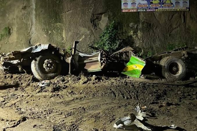 बिलासपुर में भूस्खलन से बस दुर्घटना, 18 की मौत; पीएम मोदी ने जताया शोक बिलासपुर में भूस्खलन से बस दुर्घटना, 18 की मौत; पीएम मोदी ने जताया शोक