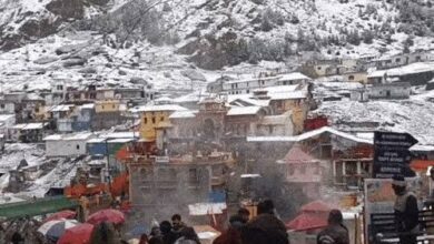 ठंड के बावजूद भक्तों की आस्था अटूट — बर्फबारी में बद्रीनाथ धाम में उमड़ी भीड़ ठंड के बावजूद भक्तों की आस्था अटूट — बर्फबारी में बद्रीनाथ धाम में उमड़ी भीड़