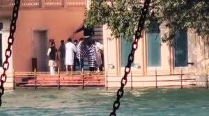 गंगा तट पर धर्मेंद्र की अस्थियों का विसर्जन, देओल परिवार ने निभाई अंतिम रस्में — हर कोई हुआ भावुक