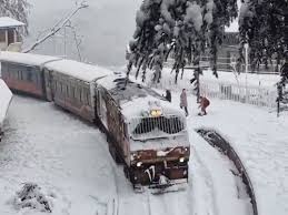 उत्तराखंड में भारी बर्फबारी से बिगड़े हालात, पहाड़ी जिलों में स्कूल बंद