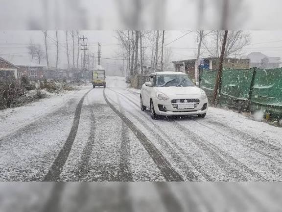 कश्मीर में ताज़ा बर्फबारी का कहर, श्रीनगर-जम्मू राष्ट्रीय राजमार्ग बंद होने से सप्लाई चेन प्रभावित