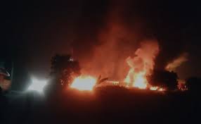 एनसीआर में आग से हाहाकार: नोएडा सेक्टर-4 की फैक्ट्री में लगी भीषण आग से कर्मचारियों के फंसने की आशंका, दिल्ली के उत्तम नगर में 400 के करीब झुग्गियां राख