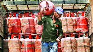 LPG संकट से रसोई पर असर: कॉमर्शियल गैस सिलेंडर की कमी से होटल-ढाबे परेशान, कई राज्यों में सप्लाई प्रभावित; सरकार ने जमाखोरी रोकने के लिए लागू किया Essential Commodities Act