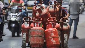 पेट्रोल-डीजल और LPG की कालाबाजारी पर सरकार की सख्ती, देशभर में ESMA लागू; जमाखोरी करने वालों पर होगी कड़ी कार्रवाई