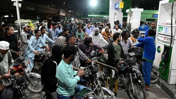 युद्ध की आंच से बढ़ी महंगाई: श्रीलंका में ईंधन कीमतों में तेज उछाल, भारत में भी पेट्रोल-डीजल और सीमेंट सेक्टर पर असर संभव