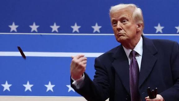 ट्रंप प्रशासन में ‘पावर शेकअप’: 24 घंटे के भीतर न्याय और सेना दोनों में बड़े बदलाव, अटॉर्नी जनरल और आर्मी चीफ हटाए गए