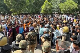 वेतन विवाद पर नोएडा में तनाव बरकरार, 15 अप्रैल को भी जारी रहा मजदूरों का आंदोलन