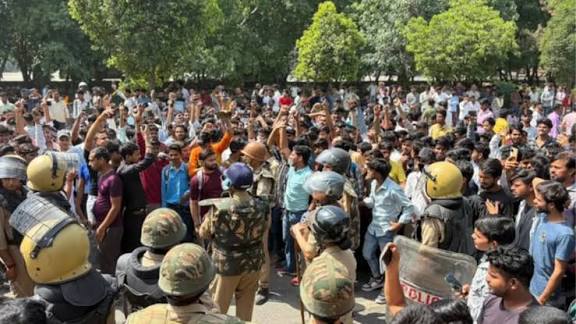 वेतन विवाद पर नोएडा में तनाव बरकरार, 15 अप्रैल को भी जारी रहा मजदूरों का आंदोलन