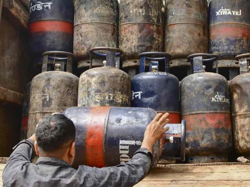 LPG Price Hike 2026: 1 मई से कमर्शियल गैस सिलेंडर महंगा, गेमिंग इंडस्ट्री पर सख्त नियम लागू