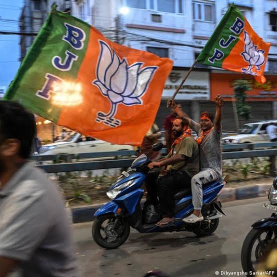 चुनावी नतीजों पर बवाल: बंगाल में बीजेपी की जीत के बाद ममता बनर्जी का विरोध, मतगणना में गड़बड़ी के आरोप