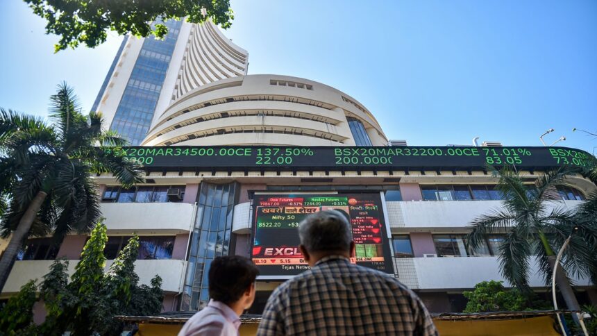 Stock Market Crash: बाजार में बड़ी गिरावट, सेंसेक्स 900 अंक लुढ़का; निफ्टी 24 हजार के नीचे बंद