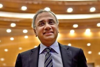₹82.6 करोड़ की कमाई के साथ Infosys CEO सलील पारेख फिर चर्चा में, वेतन में 2.5% का इजाफा