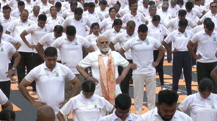 12वां अंतरराष्ट्रीय योग दिवस: करोड़ों लोगों ने किया योग, कोलकाता के रेड रोड से PM मोदी ने दिया स्वास्थ्य का संदेश