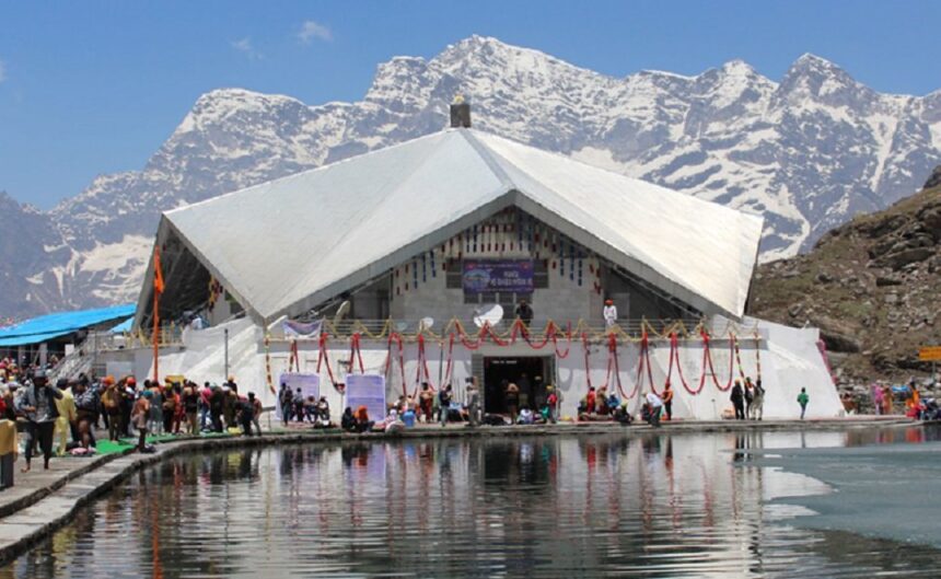 इस साल हेमकुंड साहिब पहुंचे रिकॉर्ड श्रद्धालु, चार लाख तक पहुंच सकता है आंकड़ा इस साल हेमकुंड साहिब पहुंचे रिकॉर्ड श्रद्धालु, चार लाख तक पहुंच सकता है आंकड़ा